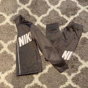 Boys Nike jogger set
